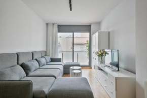 Modern Penthouse with Large Terrace in Poblenou, Perfect for Holidays or Work, Close to the Beach and Public Transport